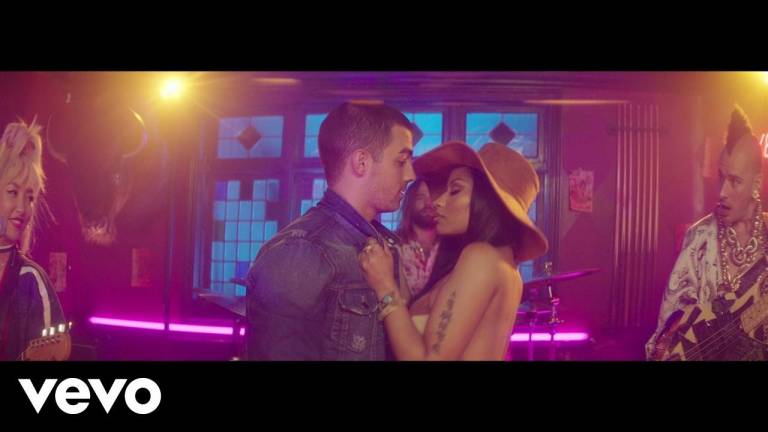 DNCE lança clipe divertido com Nick Minaj – Confira “Kissing Strangers”