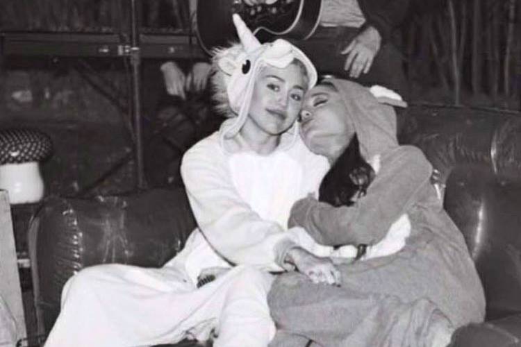 Miley Cyrus e Ariana Grande/ Instagram
