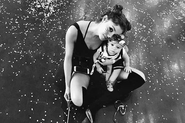 Sophie Charlotte posa amamentando Otto em registro feito por Daniel de Oliveira