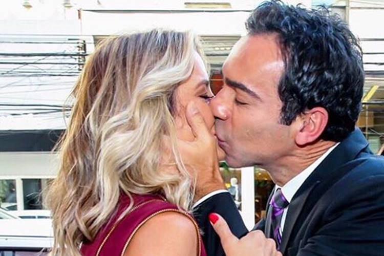 César Tralli posta foto dando beijão em Ticiane Pinheiro