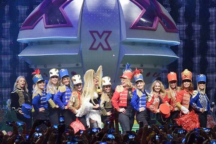 Xuxa abandona palco após surpresa com vídeo do pai em show no Rio de Janeiro