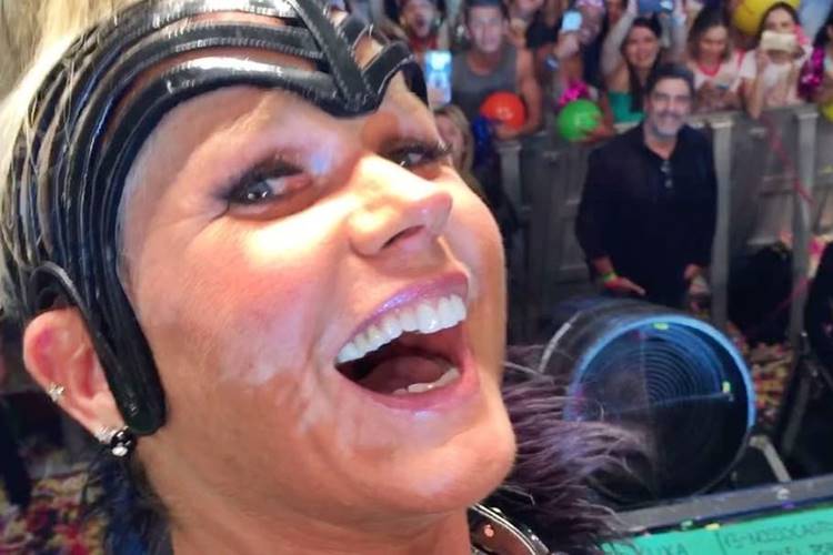 Xuxa faz homenagem para Ivete Sangalo em show – Veja o vídeo!
