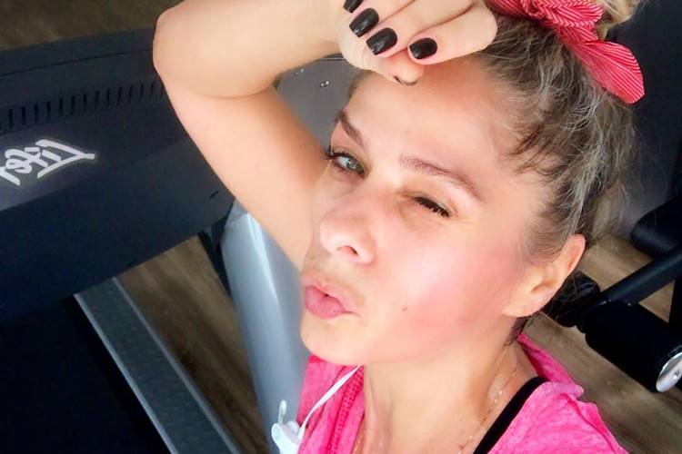 Adriane Galisteu posa na cama com marido e filho