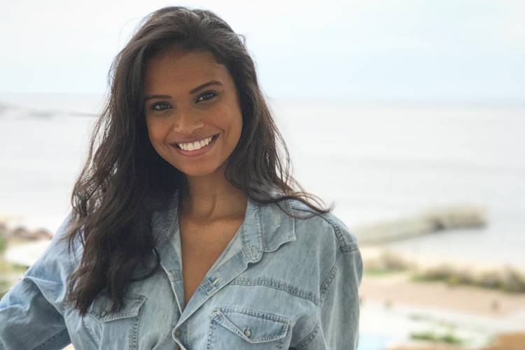 Aline Dias exibe barriguinha de grávida nas redes sociais