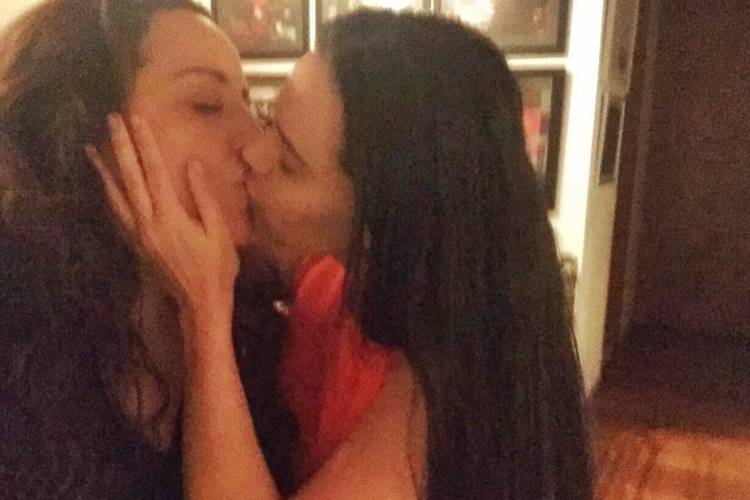 Ana Carolina publica declaração de amor para Letícia Lima com foto de beijão