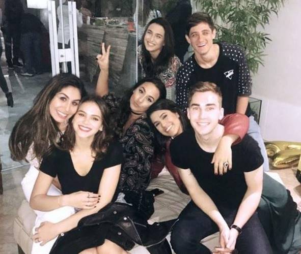 Bruna Marquezine e amigos (Reprodução/ Instagram/Stéphannie Oliveira)