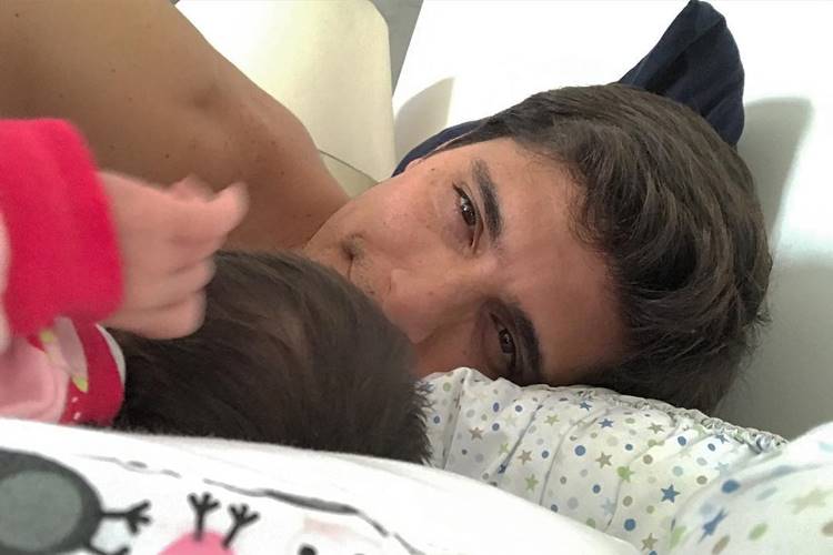 Bruno Gissoni posa agarradinho com a filha, Madalena
