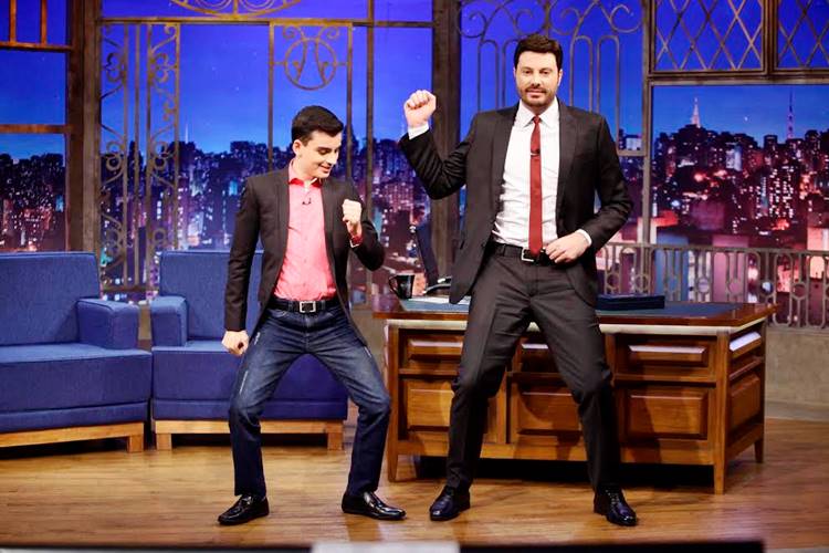Danilo Gentili recebe Dudu Camargo no The Noite