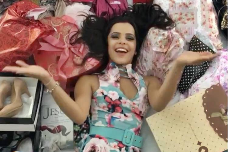 Emilly Araújo posa rodeada de presentes após ser ovacionada por fãs em São Paulo