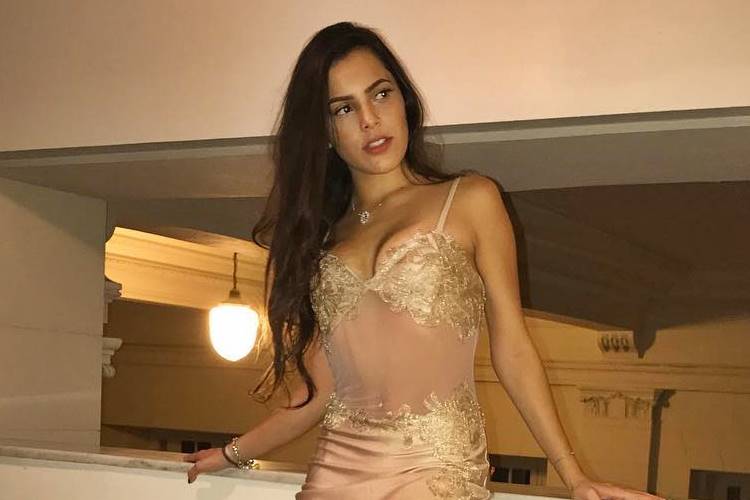 Emilly Araújo publica foto com vestido justo e decotado