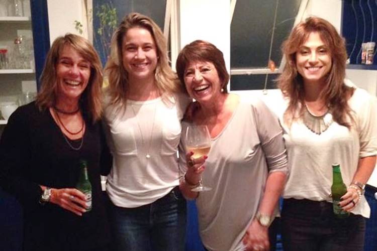 Sorridente, Fernanda Gentil publica foto com namorada, mãe e sogra