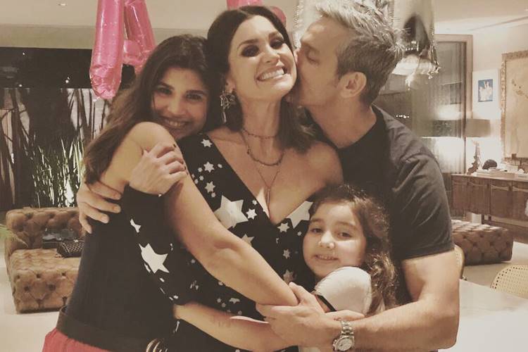 Flávia Alessandra comemora aniversário de 43 anos com a família