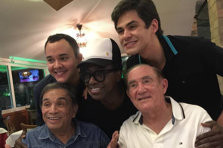 Gui Santana, Mumuzinho, Lucas Veloso, Dedé Santana e Renato Aragão (Reprodução/Instagram/renatoaragão)