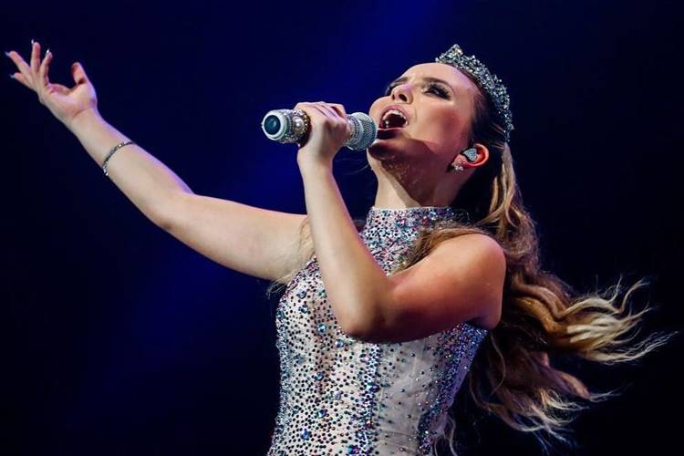 Larissa Manoela grava primeiro DVD e mostra Thomaz Costa nos bastidores – Veja!