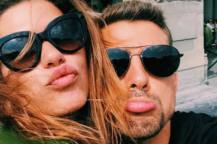 Cauã Reymond e Mariana Goldfarb fazem biquinho em click na Itália