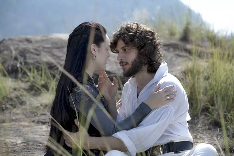 Novo Mundo - Anna e Joaquim se beijam (Reprodução/Ellen Soares/ Gshow)