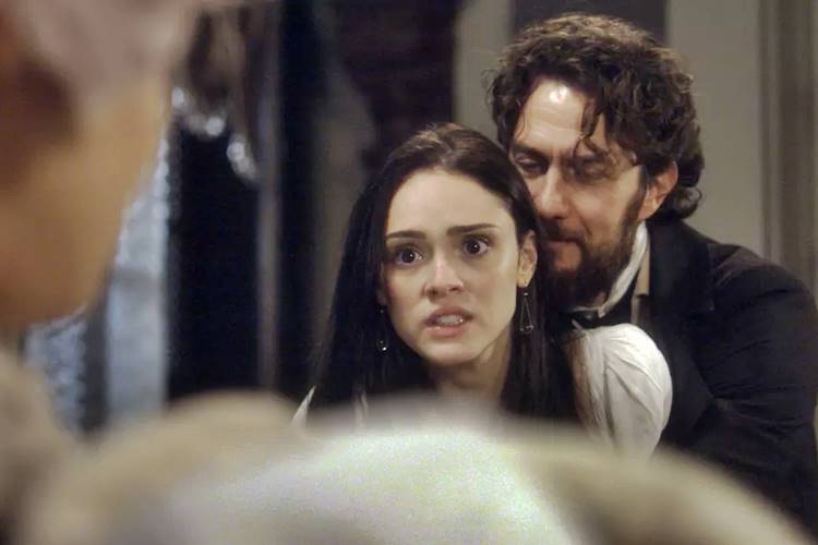 Novo Mundo - Thomas segura Anna (Reprodução/TV Globo)