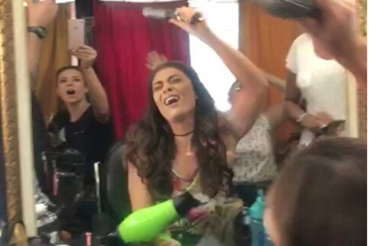 Rivais na ficção, Paolla Oliveira e Juliana Paes cantam nos bastidores de “A Força do Querer”