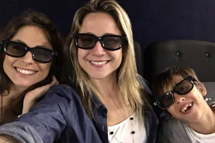 Fernanda Gentil curte cinema com namorada e afilhado