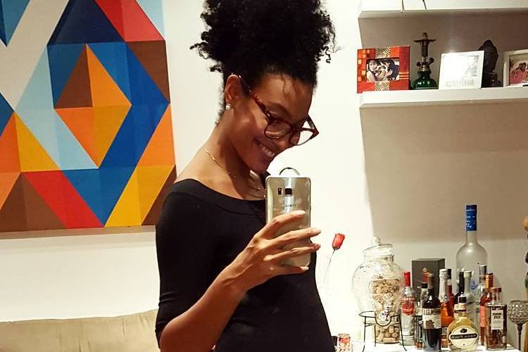 Grávida, Sheron Menezzes exibe barriguinha em selfie no espelho