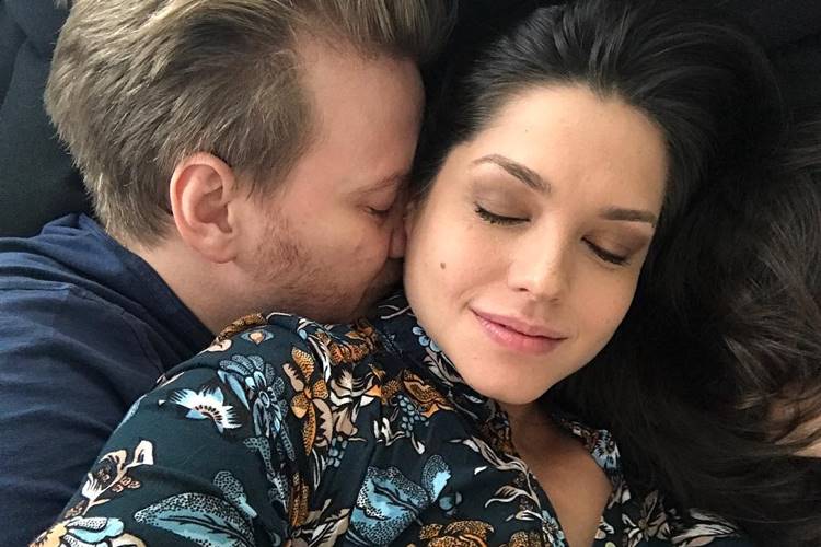 Na reta final da gestação, Thais Fersoza posta foto romântica com Michel Teló