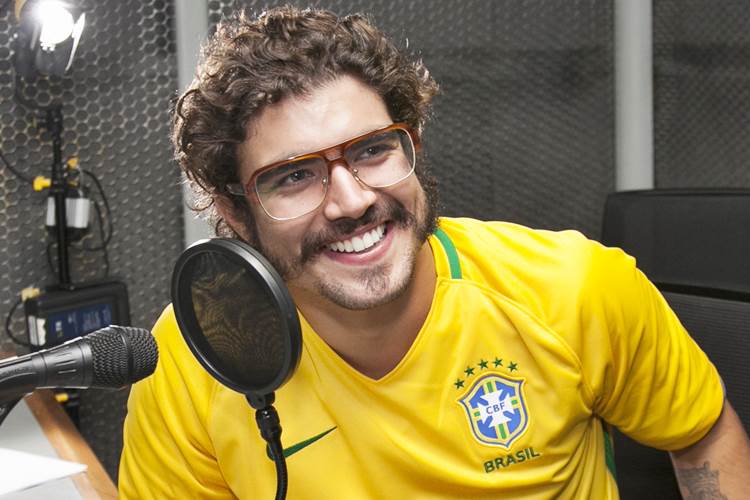 Caio Castro revela que trocava livros por ‘Playboy’ na adolescência
