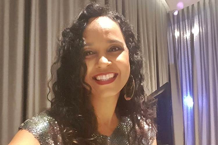 Em luta contra câncer, cantora baiana surpreende ao surgir com a cabeça raspada