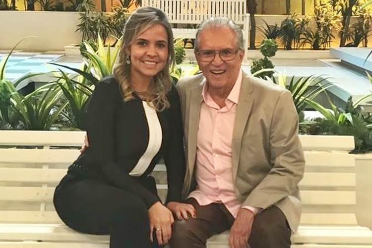 Carlos Alberto de Nóbrega fala sobre seu relacionamento com namorada mais nova