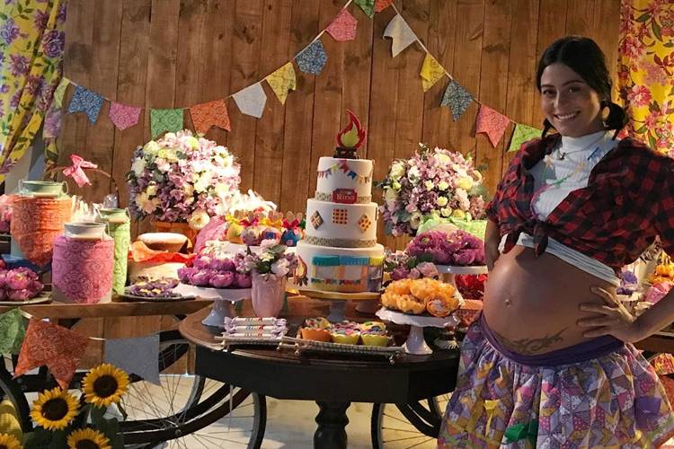 Grávida, Carol Castro faz Chá de Bebê em clima junino – Veja as fotos!