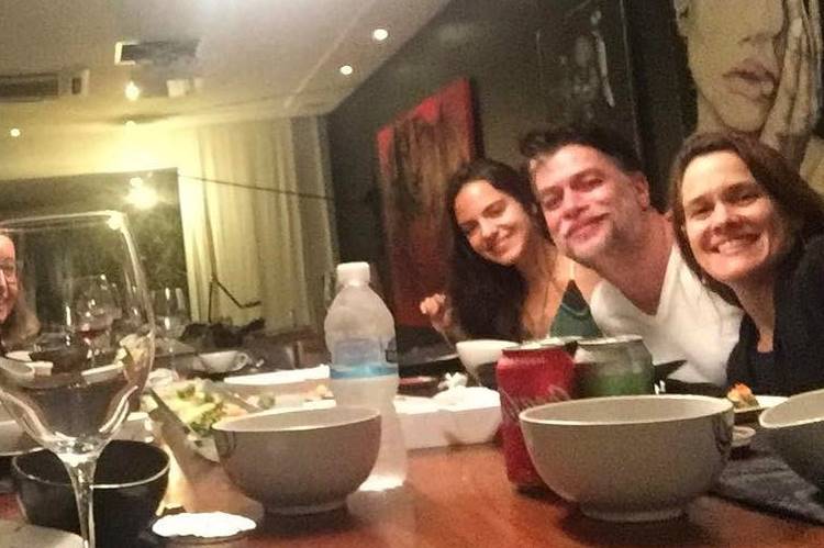 Após polêmica, Fabio Assunção janta com a namorada e elenco de nova série