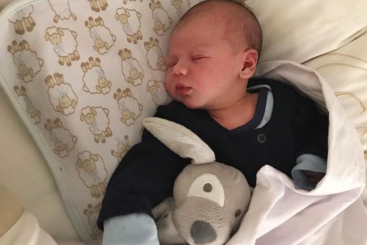 Gusttavo Lima posta foto fofa do filho e encanta internautas