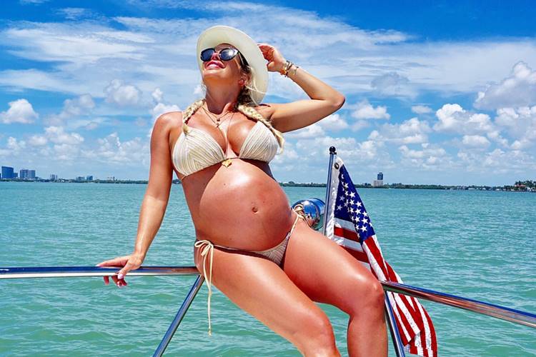 Grávida, Karina Bacchi posa exibindo barrigão em passeio de iate nos Estados Unidos
