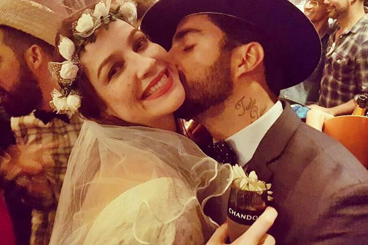 Luana Piovani e Pedro Scooby se casam novamente em festa junina