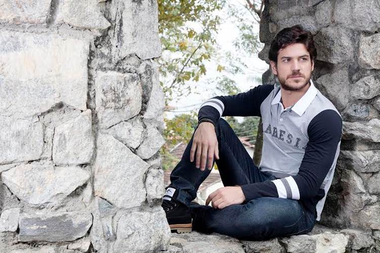 Marco Pigossi posa para campanha de moda