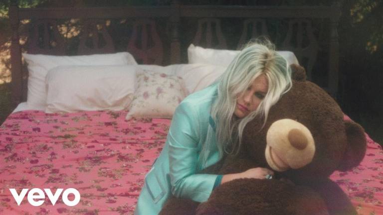 Kesha revive infância e exorciza o passado no clipe de ‘Learn to Let Go’- Confira!