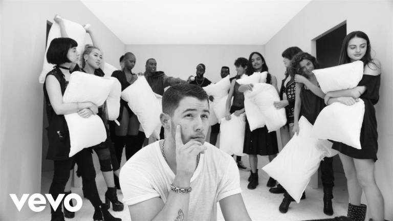 Nick Jonas, Anne-Marie e Mike Posner se divertem no clipe de “Remember I Told You”-Confira!