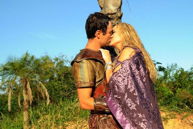 O Rico e Lázaro - Nebuzaradã aos beijos com Sammu-Ramat (Munir Chatack/ Record TV)