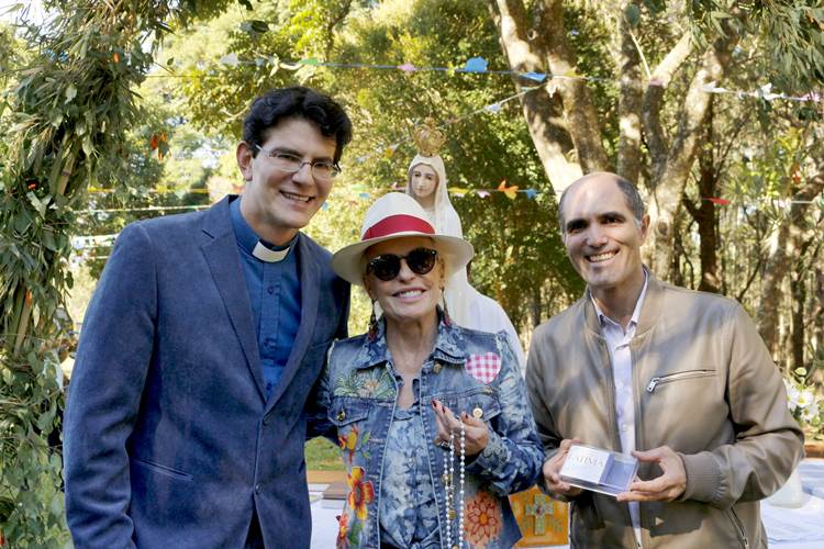 Ana Maria Braga é homenageada com o ‘Terço do Centenário’ vindo de Fátima