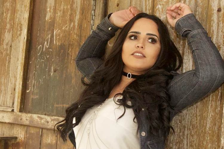 Retorno de Perlla ao funk em boate GLS deixa comunidade gay revoltada