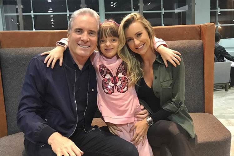 Roberto Justus posa ao lado de Rafinha Justus e Ana Paula Siebert