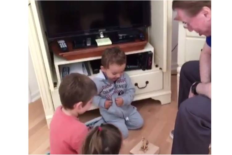 Silvio Santos aparece brincando com os netos em vídeo de Patricia Abravanel – Veja!