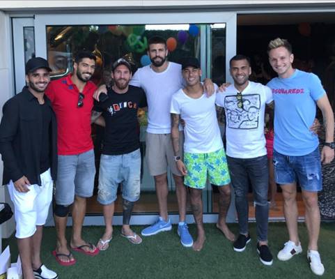 Neymar, Messi, Suárez, Piqué e companheiros (Reprodução/Instagram)