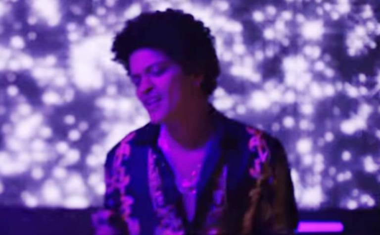 Bruno Mars aposta no romantismo no clipe de “Versace On The Floor”- Confira!