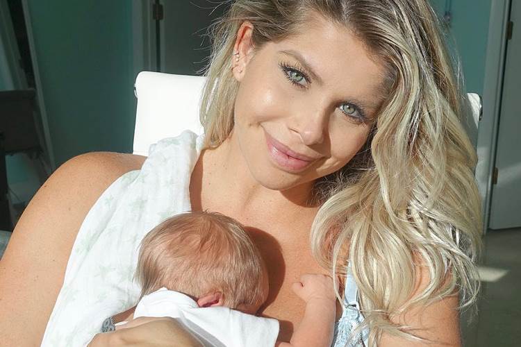 Karina Bacchi posta foto do primeiro passeio de carro de Enrico