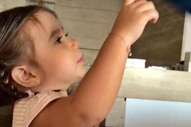 Maria Flor dá show de fofura em vídeo com Deborah Secco