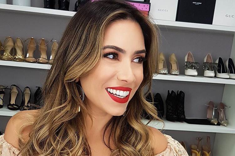 Patrícia Abravanel posa toda charmosa exibindo a barriguinha de grávida