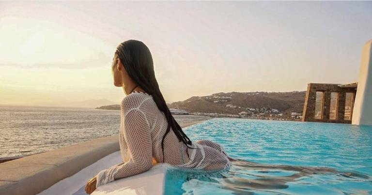 Simaria, da dupla com Simone, agita redes socais com registro à la Kardashian