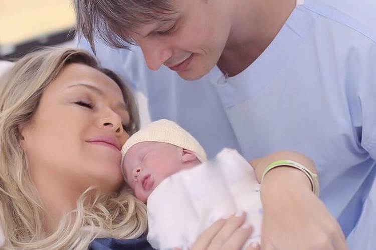 Eliana mostra rostinho de Manuela pela primeira vez