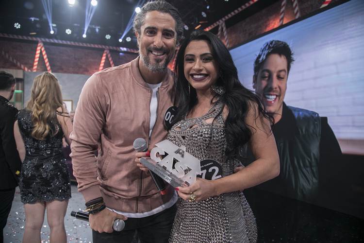 Mion com a vencedora de A Casa ( Edu Moraes/RecordTV)