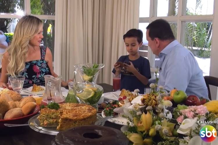 Eliana e Cabrini caem na gargalhada com resposta de Arthur